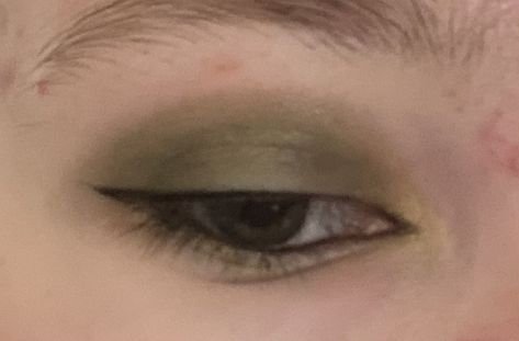 Aesthetic Makeup For Hooded Eyes, Y2k Makeup Green, Goblincore Makeup Looks, Fairycore Grunge Makeup, Gremlin Core Makeup, Simple Fairy Grunge Makeup, Fairygrunge Makeup, Fairycore Makeup Looks Simple, Aesthetic Makeup For School