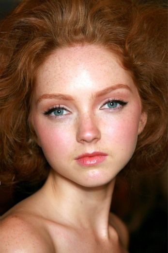 Oscar de la Renta Spring Summer 2007 Ready-to-Wear Backstage Lily Cole Model, Descendants Dr, Portraits Female, Lily Cole, Women Inspiration, Runway Beauty, Backstage Runway, Face Forward, Character Reference