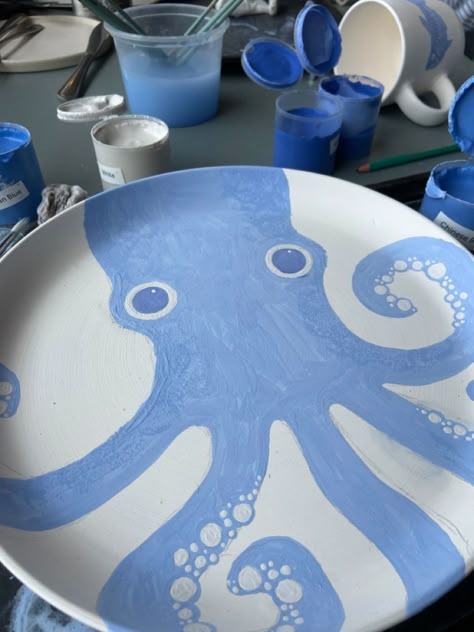 Octopus Ceramic Bowl, Pottery Plates Painting Ideas, Funny Pottery Painting Ideas, Jewelry Dish Painting Ideas, Plate Pottery Painting Ideas, Octopus Plate, Painted Octopus, Diy Keramik, Animal Plates