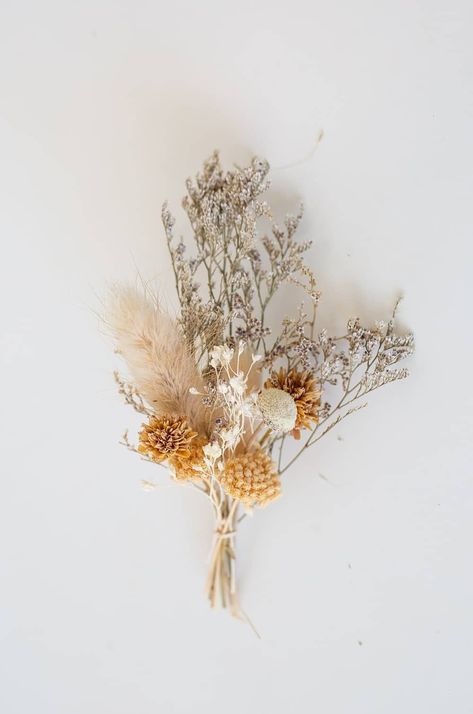 DIY dried floral boutonnieres - DIY bride Diy Boho Boutonniere, Boutennaire Diy, Diy Dried Bouquet, Diy Dried Flower Boutonniere, Diy Dried Flower Arrangements Wedding, Boutonnieres Diy, Diy Dried Flower Bouquet, Boutonniere Dried Flowers, Corsage Design