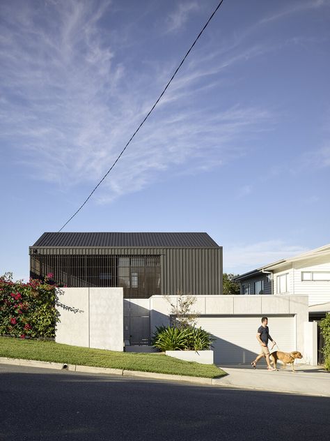 Anna O'Gorman Architect — New sustainable affordable Brisbane house Australian Facade, Bar Downstairs, Minimalism House, Brisbane Architecture, Brisbane Architects, Timber Architecture, Passive Design, The Local Project, Australian Architecture