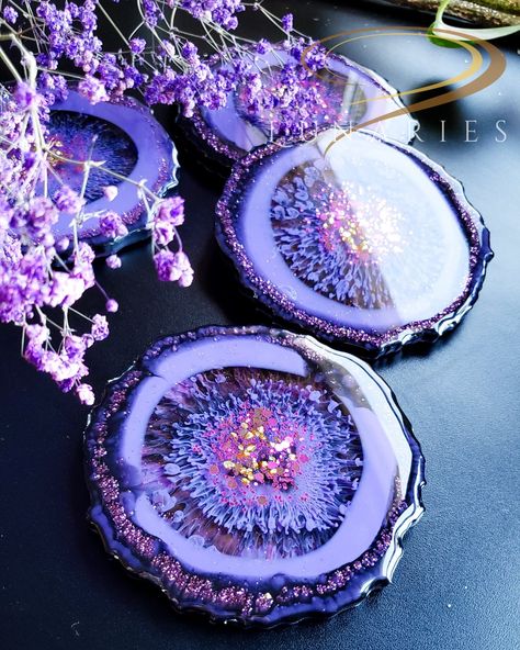 Two round purple coasters with glitter Home Decor Resin, Resin Coasters Ideas, Resin Galaxy, Diy Resin Crystals, Resin Crystals, Artistic Home Decor, Nail Polish Crafts, Wood Resin Jewelry, Resin Crafts Tutorial