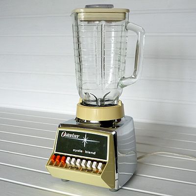 Osterizer Vintage blender- we used to have this... wonder if my Mom kept it... Retro Kitchen Appliances Vintage, Blender Aesthetic, 50s Appliances, Retro Style Appliances, Retro Blender, 80s House Decor, Vintage Blender, 1960s Appliances, 50s Home Decor