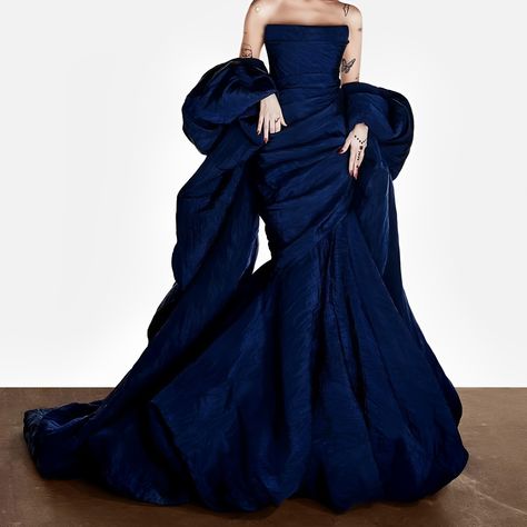 Avatar Premiere, Dnd Costume, Midnight Blue Prom Dresses, Runway Fashion Couture, Fancy Gowns, Classy Prom Dresses, Dressy Dresses, Gala Dresses, Couture Gowns