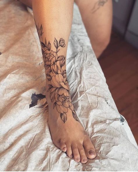 Leg tattoos for women have become one of the most popular and flexible tattoo locations, as you can ink in the thigh, lower leg, front and back, do a sleeve leg, and many other options. Leg tattoos are very appealing for women because they can be easily covered up or shown as you wish. Tattoo Bein Frau, Wrap Around Ankle Tattoos, Flower Leg Tattoos, Tato Salib, Tattoos For Females, Lower Leg Tattoos, Shin Tattoo, Ankle Tattoos For Women, Tattoo Schrift