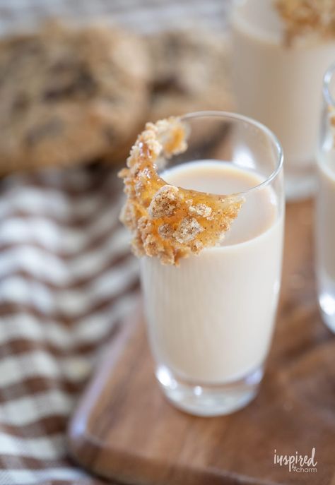 Oatmeal Cookie Shot Cookie Shot, Unique Cocktail Recipes, The Best Oatmeal, Cookie Shots, Cake Shots, Best Oatmeal Cookies, Cinnamon Whiskey, Desserts In A Glass, Dessert Shots