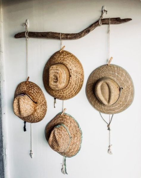 Hang Purses On Wall Ideas, Cowboy Hat Display Ideas, How To Hang Hats On Wall, Boho Hat Wall, Hanging Hats On Wall, Hat Display Ideas Wall, Hat Hanging Ideas, Hat Wall Display, Boho Beach House