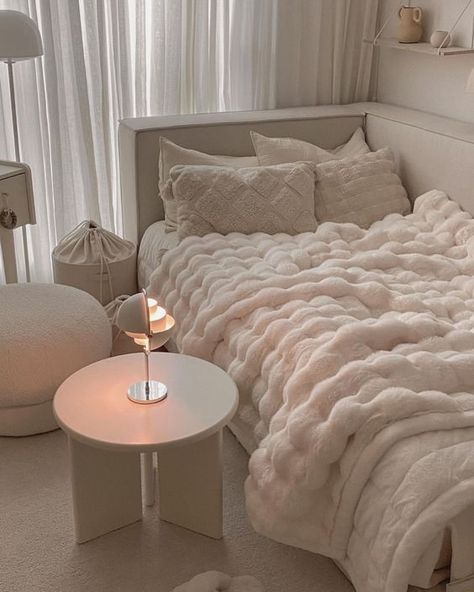 Beige Aesthetic Room Decor, Creme Room Aesthetic, That Girl Bedroom Aesthetic, Cute White Room, Basic White Girl Room, Vanilla Room Aesthetic, Room Inspo Aesthetic Cozy, That Girl Room, Cozy Bedroom Ideas Aesthetic