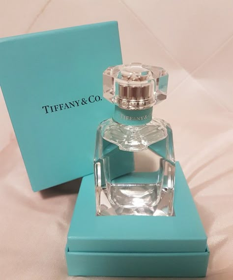 Baby Blue Eyeshadow, Perfume Blue, Aesthetic Perfume, Koleksi Parfum, Tiffany Girls, Rich Aesthetic, Bridal Necklace Designs, Blue Perfume, Tiffany Diamond