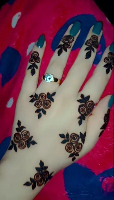 Tattoo Henna, Mehndi Designs For Kids, Very Simple Mehndi Designs, Simple Mehndi Designs Fingers, Mehndi Decor, Mehndi Designs Front Hand, Mehndi Simple, Mehndi Designs For Girls, Latest Simple Mehndi Designs