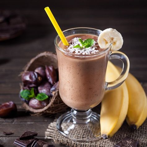 Chocolate banana smoothie with coconut milk Energy Boosters Smoothie, Healthy Energy Boosters, Banana Crumble, Date Muffins, Chocolate Abuelita, Chocolate Banana Smoothie, Coconut Milk Smoothie, Almond Smoothie, Coconut Benefits