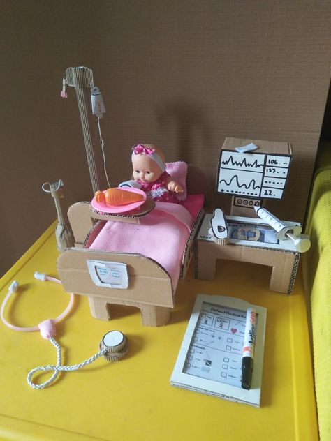 Cardboard Hospital, Cardboard Diy, Cardboard Toys, School Desks, Art Diary, Dramatic Play, Felt Diy, Diy Dollhouse, Doll Furniture