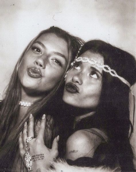 Vintage Photo Booths, Photobooth Pictures, Sister Photos, Photo Editing Techniques, Nessa Barrett, Bestie Goals, Baby Cowboy, Princess Aesthetic, Best Friend Goals