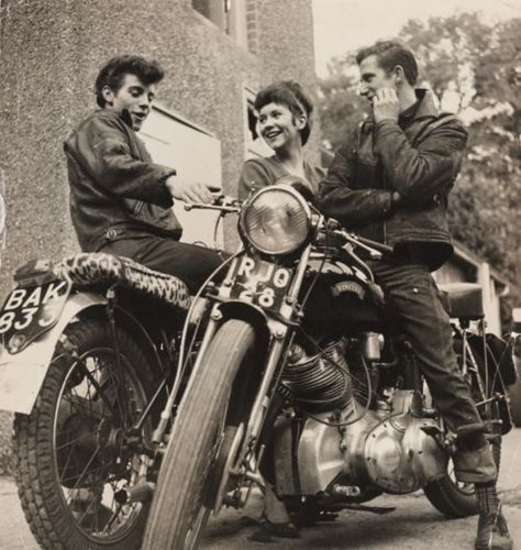 Brit Rockers circa 1963 - Imgur Cafe Motorcycle, Greaser Aesthetic, Eddie Cochran, Motos Vintage, Moto Vintage, Teddy Boys, Rockabilly Fashion, Vintage Bikes, Vintage Motorcycles