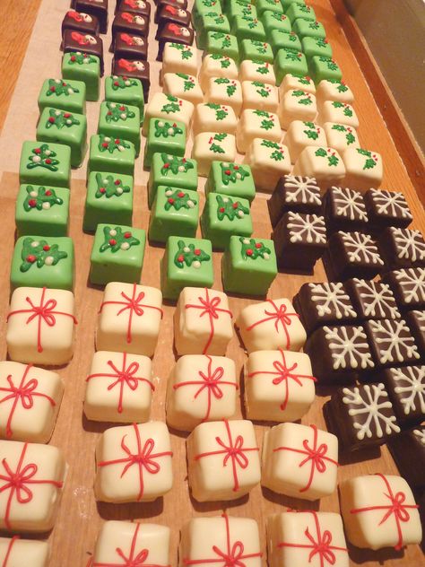 Monogram Petit Fours, Christmas Chocolate Display Ideas, Christmas Petit Fours Recipe, Christmas Petite Fours, Petit Four Decorations Ideas, Petit Fours Christmas, Mini Christmas Deserts, Christmas Brownies Decoration, Christmas Petit Fours