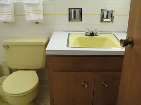 5 tips to decorate a yellow bathroom - Retro Renovation 1950 Bathroom Remodel, Pale Yellow Bathrooms, Yellow Tile Bathroom Ideas, Yellow Wall Tiles, Yellow Tile Bathroom, Vintage Yellow Bathroom, Yellow Bathroom Tiles, Tub Bathroom Ideas, Yellow Bathroom Walls