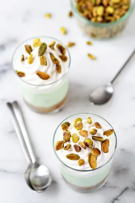 Pistachio Pudding Parfaits | My Baking Addiction Pistachio Parfait, Pistachio Dessert Pudding, Pistachio Dessert, Dessert Shooters, Pudding Parfait, Dessert Shots, Fresh Fruit Recipes, Pistachio Pudding, Jell O