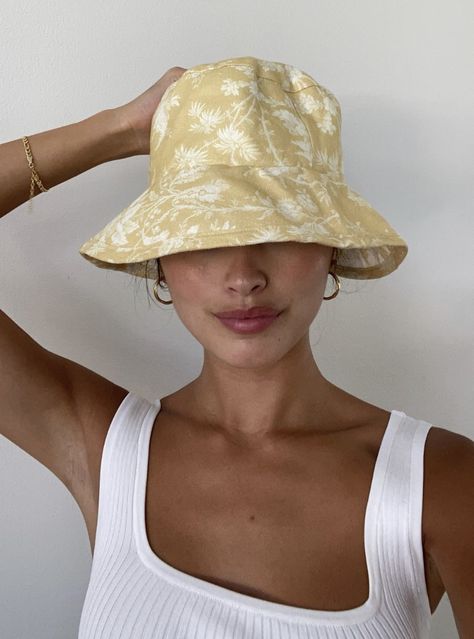 Bucket Hat Photography, Bucket Hat Photo Ideas, Trendy Summer Bucket Hat, Buket Hats Outfits, Trendy Bucket Hat For The Beach, Bucket Hat Beach Aesthetic, Gardening Hat, Hat Aesthetic, Style Inspiration Casual