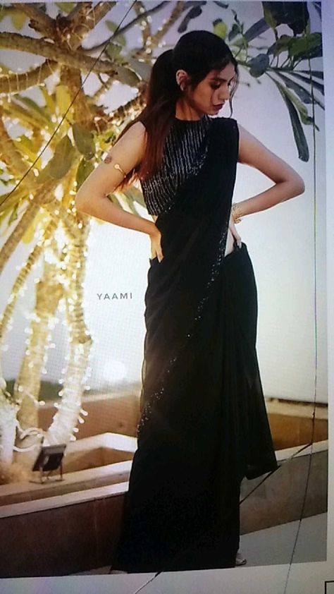 Plain Black Saree Look, Black Saree For Farewell School, Black Saree Blouse Party Wear, Black Saree For Farewell, Farewell Poses With Friends In Saree, Black Half Saree, Black Saree Designs, Black Georgette Saree, Black Sarees