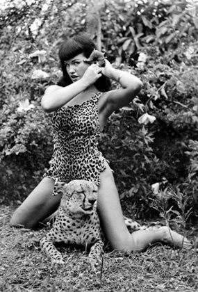 Bettie Page, photo by Bunny Yeager (circa 1954) Bettie Page Photos, 50s Glamour, Betty Page, Pin Up Photos, Jet Black Hair, Famous Photos, 11 December, Pin Up Model, Bettie Page