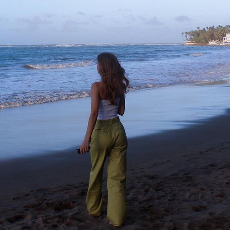 Amelie Teje cargo pants Instagram: SarahhhAdams #aesthetic #fashion #fashionblogger #beachvibes #beachstyle #outfits #outfitoftheday #outfitinspiration #outfitideasforwomen #outfitstyle #greenaesthetics Cargo Pants Beach Outfit, Grey Pants Outfit, Beachy Outfit, Casual Beach Outfit, Green Beach, Cargo Pants Outfit, Winter Fits, Cozumel, Cargo Pant