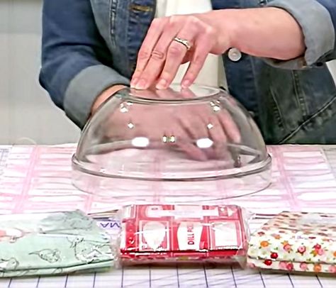 Sewing Tutorial – Washable Fabric Covers for Bowls https://diyjoy.com/diy-bowl-covers/ Dish Covers Diy, Fabric Bowl Covers Pattern Free, Bread Bowl Cover Diy, Kitchen Aid Bowl Cover Diy, Fabric Bowl Covers How To Make, Bowl Covers Diy How To Make, Food Covers Diy, Diy Bowl Covers, Fabric Bowl Covers