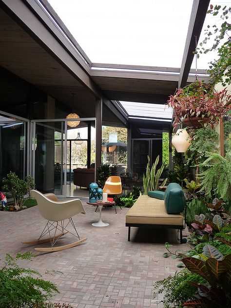 I have a deep love for the modern ranch house. Eichler Homes Atrium, Eichler Atrium, Mid Century Modern Backyard, Modern Backyard Design, Eichler Homes, California Living, Deco Originale, Modern Backyard, Patio Interior