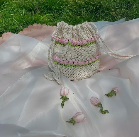 Tulip Tote Bag Crochet, Cute Crochet Drawstring Bag, Tulip Crochet Bag Pattern, Pink Crochet Projects, Crochet Gifts For Friends, Drawstring Crochet Bag, Crochet Drawstring Bags, Tote Bag Charms, Crochet Tulip Bag