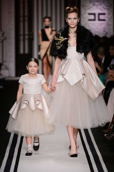 Milan Fashion Week Spring Summer 2018 and fall winter 2017 mini-me outfits #elisabettafranchi #elisabettafranchilamiabambina #fw17 #fall #winter #fallwinter2017 #childrens #kids #childrenswear #kidswear #kidsfashion #girls #boys #minime Kids Fashion Show, Mom Daughter Outfits, Trendy Winter Fashion, Mother Daughter Fashion, Kids Winter Fashion, Mother Daughter Outfits, Kids Fashion Dress, Kids Couture, Milano Fashion Week