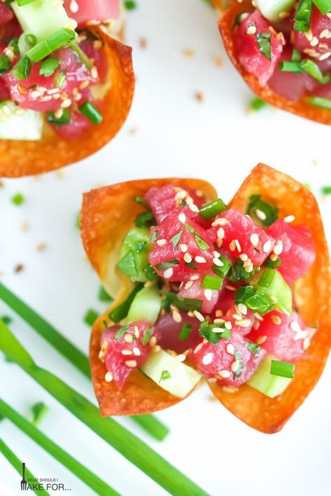 Freshly prepared tuna tartare in crispy wonton cups is a bright and elegant appetizer. Great for summer parties or entertaining. It's a simple finger food recipe with an Asian flair. #tunatartare #appetizer #easyrecipes #wontons Tuna Tartare With Wonton Chips, Tuna Wonton Appetizer, Ceviche Cups, Tartare Recipe, Tuna Tartare, Crispy Wonton, Wonton Cups, Won Ton, Elegant Appetizers