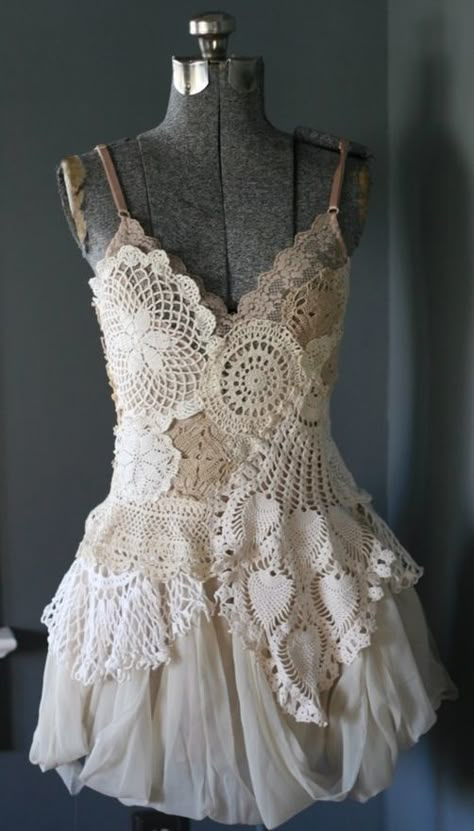 great dress Doily Dress, Diy Sy, Recycled Dress, Altered Couture, Dress Forms, Linens And Lace, Estilo Boho, Cool Costumes, Mode Inspiration