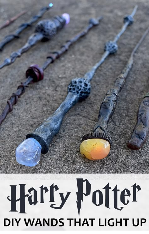 Harry Wand, Harry Potter Diy Wands, Diy Harry Potter Wands, Harry Potter Diy Crafts, Harry Potter Motto Party, Diy Harry Potter Crafts, Harry Potter Christmas Decorations, Harry Potter Props, Diy Halloween Party