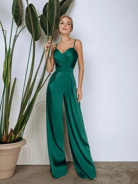 Prom Jumpsuit Classy, Formal Jumpsuits For Women Wedding, Green Jumpsuit Outfit, Jumpsuit Outfit Wedding, Emerald Green Jumpsuit, Graduation Suit, Green Outfits For Women, Prom Jumpsuit, Jumpsuit For Wedding Guest