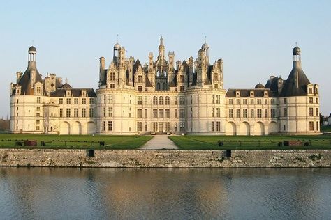 Castillos del Loira desde París ❤️ Chambord Castle, Loire Valley Castles, Chateau House, Day Trip From Paris, Medieval Tower, Germany Castles, Royal Castles, Castle Hotel, European Architecture