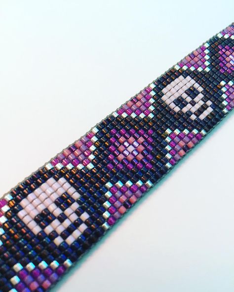 Skulls w/ purple shades for @chels.marie92 💀✌🏻 Halloween Bead Loom Patterns, Eden Rain, Bead Loom Kits, Seed Bead Crafts, Loom Designs, Bead Loom Designs, Loom Jewelry, Beading Loom, Bead Loom Pattern