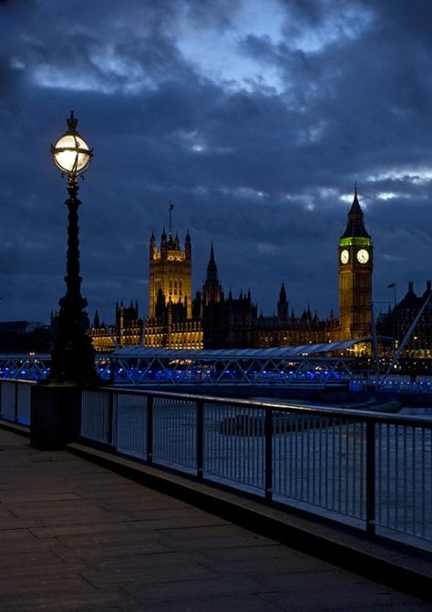 Westminster at night,London ..... so beautiful Pictures Of England, London At Night, London Autumn, London Wallpaper, Big Ben Clock, London Vibes, London Dreams, Beautiful London, London Night