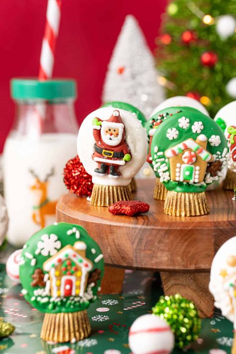 Christmas Oreo Snow Globe Cookies are an edible cookie craft that involves no baking, just dipping and decorating with sprinkles and decorations! A fun family activity that takes just an hour to do! Oreo Snowglobe Cookies, Snow Globe Oreo Cookies, Oreo Ornament Cookies, Snowglobe Cookies Christmas, Cookie Snow Globe, Snow Globe Cookies, Globe Cookies, Snowglobe Cookies, Christmas Oreo