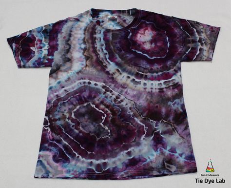 Tutorial video showing and explaining how to make an ice dyed geode tie dye shirt. Geode Tie Dye Patterns, Geode Tie Dye Diy, Geode Ice Dye, Geode Tye Dye, Geode Dyeing, Bleach Dye Techniques, Dye Lab, Dye Projects, Geode Tie Dye