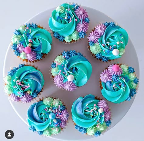 Little Mermaid Cupcakes, Cupcake Piping, Summer Cupcakes, Little Mermaid Cakes, Unique Cupcakes, Mermaid Cupcakes, Cupcake Designs, Cake Decorating Designs, Mermaid Cakes