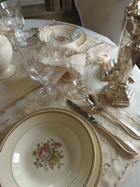 British Table Setting, Victorian Table Decor, Table Settings Aesthetic, Vintage Glassware Table Setting, Regency Table Settings, Dining Table Set Up, Downton Abbey Aesthetic, Dinner Table Decor Elegant, Downton Abbey Christmas Dinner