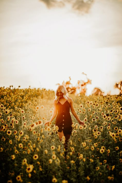 Senior Pictures In Sunflower Field Photo Shoot, Sunflower Sr Pictures, Boho Sunflower Photoshoot, Black Dress Sunflower Field, Senior Picture Poses Sunflower, Woman In Sunflower Field, Sunflower Session Outfits, Photos In A Sunflower Field, Pictures In Wildflowers Fields