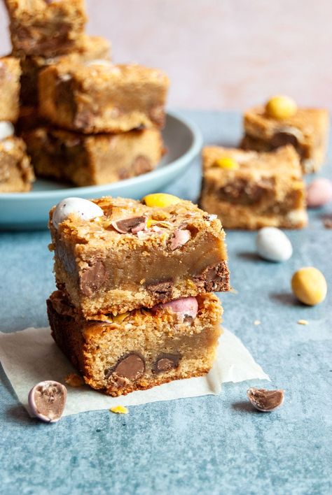 Mini Egg Blondies - Something Sweet Something Savoury Mini Egg Blondies, Gooey Blondies, Nutella Blondies, Chocolate Hot Cross Buns, Cadbury Caramel, Mini Eggs Cookies, Simnel Cake, White Chocolate Brownies, Easy Crepe Recipe