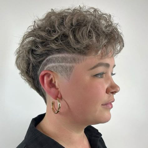 Side Undercut, Short Curly Crochet Hair, Skin Fade Hairstyle, Pixies Haircut, Curly Pixie Cut, Loose Curly Hair, Shaved Side, Curly Undercut, Curly Pixie Hairstyles