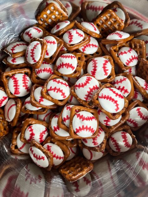 Baseball Charcuterie Board Ideas, Baseball Birthday Treats, Baseball Fruit Tray, Baseball First Birthday Party Food, Baseball Party Games For Kids, Baseball Pretzels, Softball Desserts, Baseball Party Food Ideas, Baseball Theme Pretzel Rods