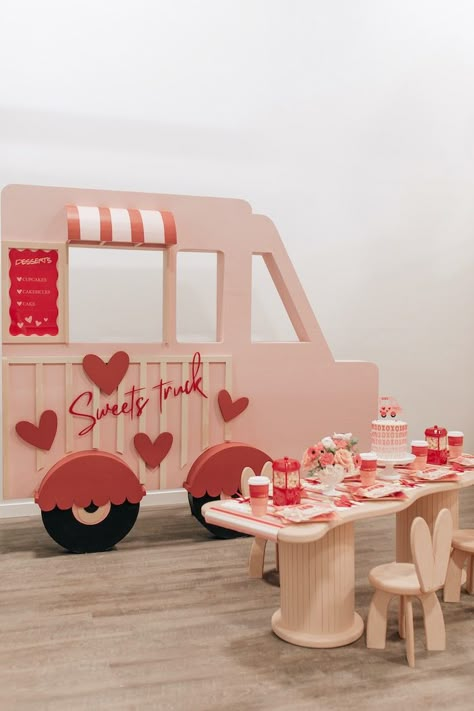 Magic Day, Kids Table And Chairs, Party Printables Free, Fresh Flowers Arrangements, Sweet Valentine, Party Props, Valentines Day Party, Baby First Birthday, Karas Party Ideas