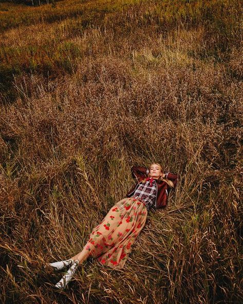 Dreams Photography, Inspiration Photoshoot, Outdoor Shoot, Photoshoot Idea, Field Of Dreams, Fashion Photography Poses, Fashion Photography Inspiration, Foto Art, Shoot Inspiration