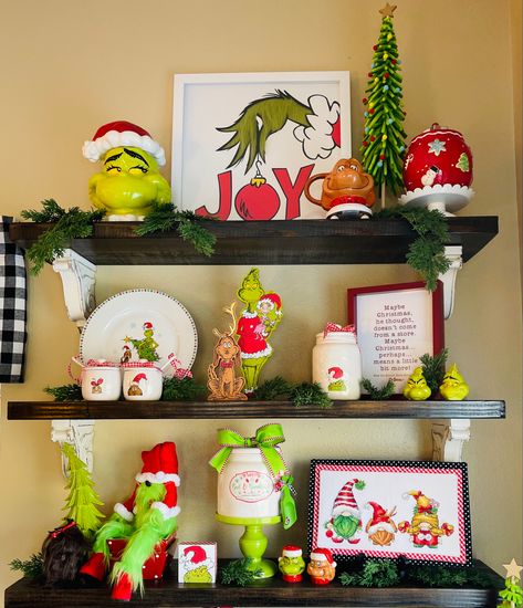 Grinch Christmas Decorations Apartment, Grinch Room Decor Ideas, Whoville Kitchen Decor, Grinch Christmas Kitchen Decor, Grinch Christmas Living Room, Grinch Cocoa Bar, Living Room Grinch Decor, Grinch Home Decor, Grinch Dining Room