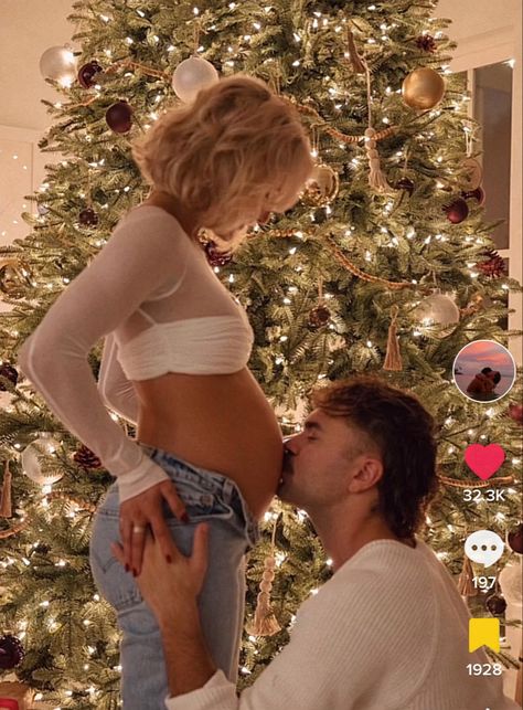 Maternity Christmas Pictures, Christmas Pregnancy Photos, Pregnancy Announcement Pictures, Baby Bump Pictures, Baby Announcement Photoshoot, Cute Pregnancy Pictures, Belly Photos, Maternity Photography Poses Pregnancy Pics, Couple Pregnancy Photoshoot