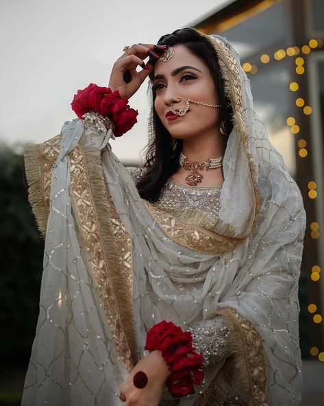 @pakistaniweddings shared a photo on Instagram: “Tag the details👇🏼 #pakistaniweddings #pakistanifashion #nikkah #bride • #fashion #instafashion #mehndi #henna #wedding #shaadi #marriage…” • Feb 22, 2021 at 5:28pm UTC Dopatta Designing, Nikkah Poses, Nikkah Shoot, Bridal Dresses 2022, Hiba Bukhari, Nikkah Bride, Nikah Dress, Pakistani Bridal Makeup, Muslim Brides