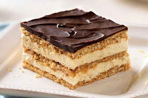 Super easy. Layers of vanilla pudding and Cool Whip along with sweet graham crackers stack up to the most popular dish at the potluck. Sorry, other squares. Chocolate Eclair Recipe, Chocolate Eclair Dessert, Eclairs Dessert, Eclair Cake Recipes, Cookies Shop, Chocolate Eclair Cake, Eclair Recipe, Vanilla Wafer, Eclair Cake